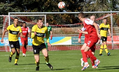 Plauens Stürmer Kamil Popowicz (Nummer 9) konnte die 0:3-Niederlage beim Pokalaus in Kamenz auch nicht abwenden. 