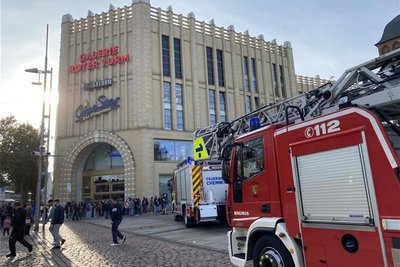 Die Feuerwehr ging auf Nummer sicher und kontrollierte in der Galerie Roter Turm.