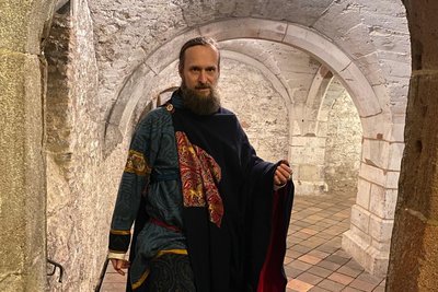 Rocco Richter lässt seine Waffen dieses Jahr im Schrank, dafür schlüpft er in byzantinische Gewänder wie einen Halbkreismantel.