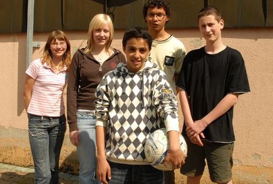 
              <p class="artikelinhalt">Nicht nur beim Karten spielen konnten die finnischen Praktikanten Lamin Virnes (2. v. r.) und Sanna Suinkonen (2. v. l.) den Jugendlichen Nancy Tripke, Amgad Kamal und Anthony Hunger (v. l.) etwas beibringen. Auch beim Sport im Hof des Zschopauer "High Points" machten sie eine gute Figur. </p>
            