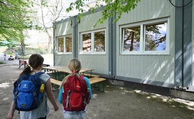 Derzeit nutzt die Grundschule Glösa die zwei Container auf dem Schulhof als Klassenräume.