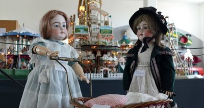 Zu sehen ist vor der Kulisse detailreicher Karussells auch eine Sammlung von Porzellankopfpuppen, die zwischen 1893 und 1930 in Thüringen entstanden.