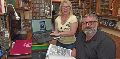 Der Auer Andreas Gröger hat mit Ehefrau Katrin die Vereinigung der Erzgebirger in Philadelphia besucht. Durch Postkarten ist er auf die Geschichte seiner Familienangehörigen in Amerika gestoßen.