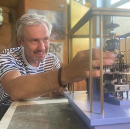 Robert Frenzel in seinem Element: Er baut an "Sein Auftritt", eine Mechanik bewegt endlos einen Kreisel. 