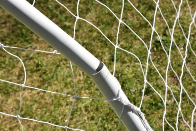 Eines der beiden neuen Fußballtore auf dem Spielplatz im Albertpark in Bad Elster wurde beschädigt. Die Netzstange ist durchgebrochen.