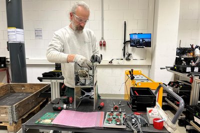 Thomas Wittig arbeitet bei JT Energy Systems in Freiberg in der Reparaturabteilung an einer Batteriesteuerung.