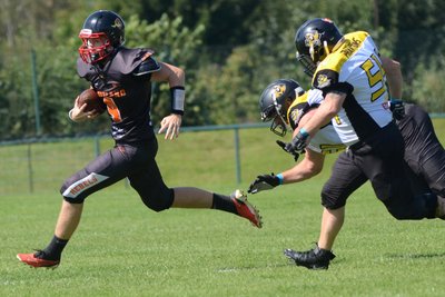 Rebels-Quarterback Lennart Kad (links) enteilt seinen Freiberger Gegenspielern. Gegen die Phantoms erlief er drei Touchdowns.
