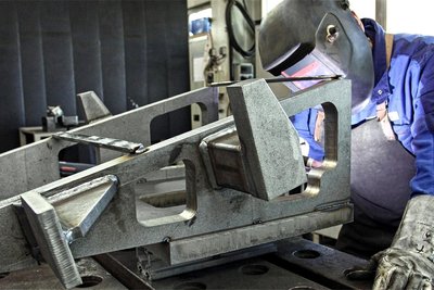 Ein Mitarbeiter arbeitet an einem Hubarm für eine Fertigungsmaschine für Johnson Controls.