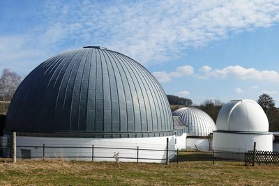 Das Gelände mit Zeiss-Planetarium und Beobachtungskuppel (rechts) in Drebach.