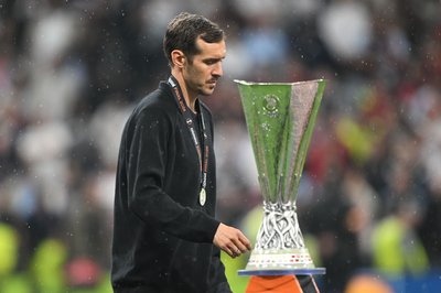 Auch SC-Trainer Julian Schuster durfte den Pokal nicht anfassen.