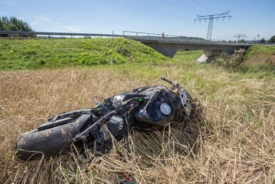 Auf der S 223 landete ein Motorrad in ein angrenzendes Feld. Der Fahrer wurde schwerverletzt.