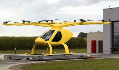 Der ADAC startet in der Region Ansbach in Mittelfranken und in Rheinland-Pfalz dazu ein Pilotprojekt. Die zweisitzigen Volocopter mit 18 kleinen, elektrisch betriebenen Rotoren sollen den Arzt schneller als im Notarzt-Einsatzfahrzeug zu Patienten bringen und so die Versorgung verbessern.