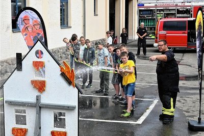 Die Viertklässler aus Marbach konnten mit der Spritze auch das Feuer im Übungshaus löschen.