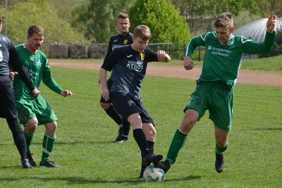 Pascal Fabian Förster (r.) und seine Teamkollegen der Drebacher Krokusse waren meist einen Schritt schneller als die Oelsnitzer um Jannis Bahlcke (Mitte).
