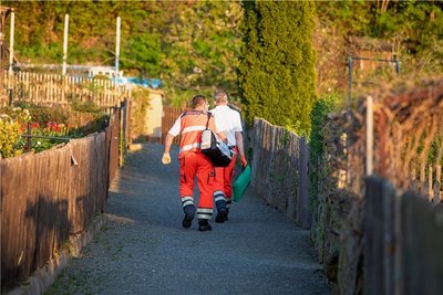 Mitarbeiter eines Rettungsdienstes eilten am Montagabend zum Einsatz in einer Plauener Gartenanlage. Das Aufgebot an Rettungsdienst und Berufsfeuerwehr sorgte für Aufsehen. 