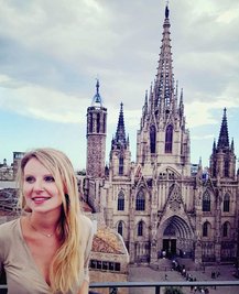 Sarah Rippert vor der Kathedrale in der Altstadt von Barcelona. Seit zwölf Jahren lebt sie in der Stadt. 