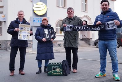 Stadtwerke-Geschäftsführer Peter Kober und Pressesprecherin Mandy Wolf (von links) überreichen Urkunde, Sternquell-Bier und Siegprämie an die Syrauer Rainer Nestripke und Chris Begerock.