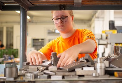 Cassandra Schuffenhauer lernt im Bildungswerk der Sächsischen Wirtschaft den Beruf der Zerspanerin im ersten Lehrjahr. Sie gehört damit zu den wenigen Mädchen, die sich für diesen Metallberuf entschieden haben. 
