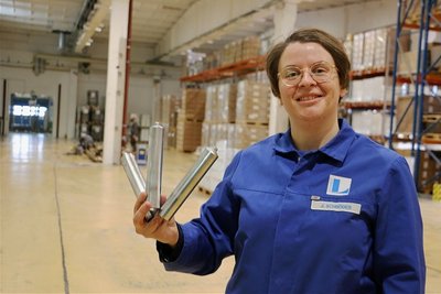 Werkleiterin Julia Schröder zeigt Alutuben, wie sie in Pausa hergestellt werden. Nun wurde Platz für eine neue Fertigungslinie geschaffen. 