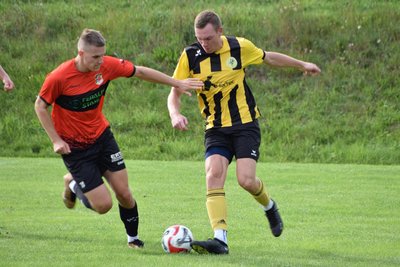 Für die Altmittweidaer Kicker gab es gegen die BSG Stahl Riesa am Ende nichts zu holen. Florian Mroczek (r.) und sein Team unterlag an der Reichskrone mit 0:4 (0:2). 