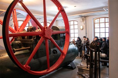 Die Austauschschüler besichtigten auch das historische Wasserwerk Annaberg im Königswalder Ortsteil Brettmühle.