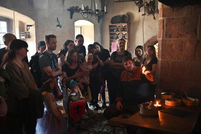 Während der Schlossbelebung auf dem Rochlitzer Schloss wird auch gezeigt, wie in längst vergangen Zeiten Feuer entfacht wurde.