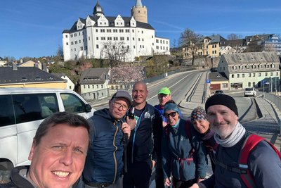 Die Wandergruppe am Schloss Wildeck in Zschopau.