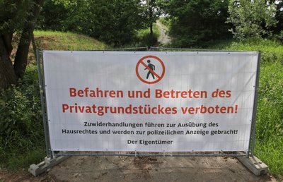 Moto-GP auf dem Sachsenring ohne Zuschauer: Das traditionelle Zeltplatz-Gelände auf dem Ankerberg ist in diesem Jahr mit Betonklötzen und Bauzäunen abgesperrt. .