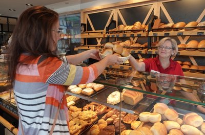 Kundin Katja Borchardt kauft im sogenannten Genussplatz der Mühlenbäckerei Clauß in Zwickau bei Fachverkäuferin Sylvia Hausotto Doppelbrötchen für 70 Cent pro Stück. 
