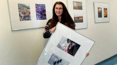 Edwina Hellwich mit ihrer Bildtafel "Eisblumen". Diese beiden Fotografien gehören zu den etwa 30 Naturfotos der jungen Frau, die derzeit im Amtsgericht Auerbach zu sehen sind. 