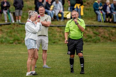 Große Gefühle in der Halbzeit: Schiedsrichter René Büschel (r.) griff zum Mikrofon und machte seiner Eva (l.) einen Heiratsantrag. Als frisch Verlobter leitete er danach die zweite Halbzeit. Stadionsprecher David Kirsch (h.) war eingeweiht.