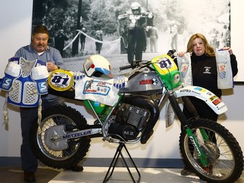 Fördervereinsmitglied Dajana Kunze ist überwältigt. Achim Ambrosius überlässt dem Museum unter anderem die Motorradkleidung von Endurofahrer Andreas Cyffka. 