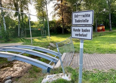 Die Brücke, die den natürlichen Zufluss überspannt, wird derzeit erneuert. 