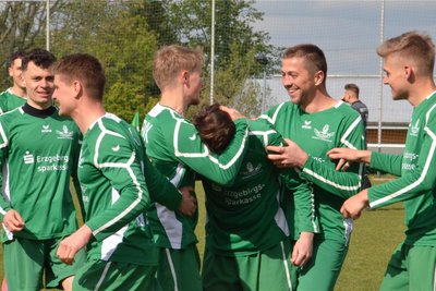 Kurz nach dem Wiederanpfiff zur zweiten Hälfte sorgte Merrel Böhm (Mitte) mit dem 2:0 für die Vorentscheidung. Seine Mitspieler gratulieren artig.