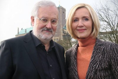 Das Journalisten- und Autoren-Ehepaar Petra Gerster und Christian Nürnberger, hier vor der Wartburg in Eisenach, hält am Donnerstag ein Referat in Freiberg. Foto: Christian Nürnberger