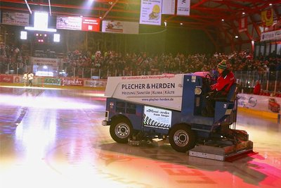 Vom Kunsteisstadion in Crimmitschau in die Werkstatt in Blumberg: Die Eismaschine muss für 11.000 Euro repariert werden. 