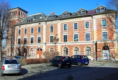 Das ehemalige Postgebäude nahe dem Bahnhof in Crimmitschau wird erneut versteigert . 