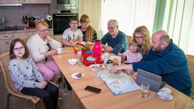Über 3.000 Kilometer saß Marko Fay (rechts) am Steuer seines Kleinbusses, um Familienmitglieder aus der Ukraine via Moldawien, Rumänien, Ungarn, Slowakei und Tschechien nach Deutschland in Sicherheit zu bringen.