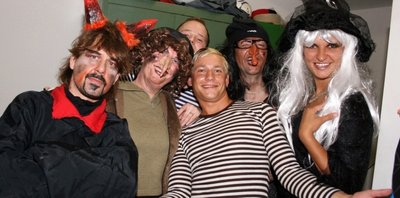 Fantasievoll und fröhlich waren und sind die Kostüme beim Lichtenberger Fasching. Hier eine Auswahl aus dem November 2010. 