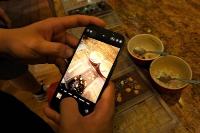Schokolade kann zum Festival auch selbst hergestellt werden. Ein Besucher hielt sein Werk mit dem Smartphone fest und wollte das Bild später auf Instagram zeigen.