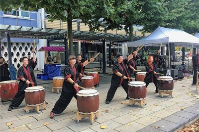 Die Gruppe Hibiki Daiko trommelt auf japanischen Trommeln. Neben Rhythmus-Gefühl brauchen die Mitglieder Kraft, Ausdauer und ein gutes Gedächtnis für das Stück und die Choreografie.
