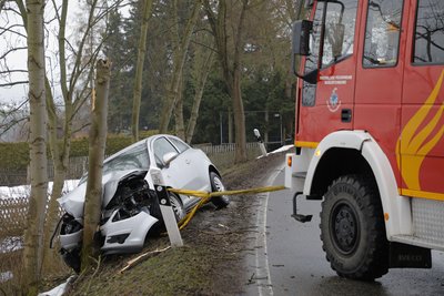 Mit Hilfe der Feuerwehr musste der verunglückte Opel geborgen werden.