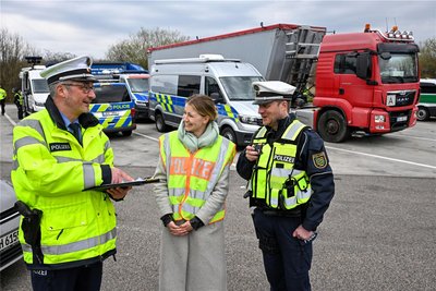 Verkehrspolizei-Leiter Sven Krahnert, Staatsanwältin Alma Reibold und der Leiter der Autobahnpolizei Andreas Fiedler nutzten die Kontrolle für einen Austausch zwischen den Behörden.