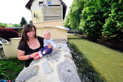 Linda Beyer wohnt mit ihrer kleinen Tochter Melia direkt an der Zwönitz in Chemnitz. Während des Hochwassers ergoss sich der Fluss über das Grundstück und drang ins Haus ein. Das war fast unbewohnbar. Seither kämpft die junge Familie mit zwei Kindern mit den Flutfolgen.