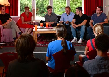Markus Scholz (Grüne), Jana Pinka (Linke), Alexander Geißler (SPD), Steve Ittershagen (CDU), Philipp Hartewig (FDP) und Rolf Weigand (AfD) stellen sich den Jugendlichen vor. 