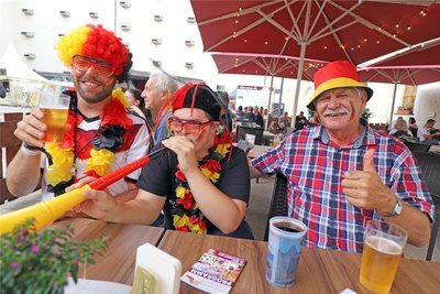 Voller Optimismus: Marcel Dreyer sowie Felix und Hansi John (v.l.) fiebern im Schlosshof von Freiberg dem Spiel der deutschen Mannschaft entgegen.