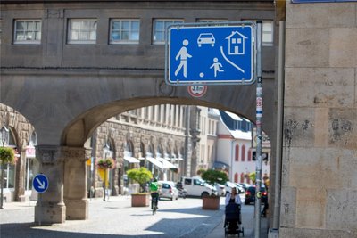 Am Plauener Rathaus beginnt eigentlich ein verkehrsberuhigter Bereich. Weil mehrere Baustellen auf den umliegenden Straßen für Stau sorgen, wählen viele Autofahrer den direkten Weg durch die Innenstadt.