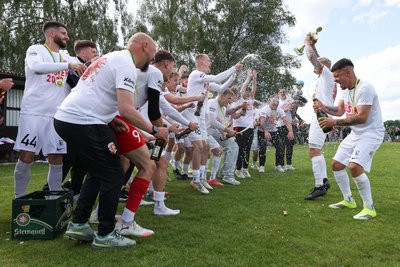 Ausgelassene Stimmung beim FSV Treuen: Die Fußballer haben am Samstag in Bad Brambach die Meisterschaft gefeiert.
