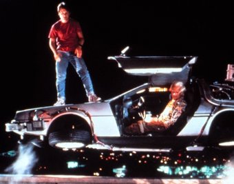 Szene aus "Zurück in die Zukunft": Michael J. Fox steht auf dem schwebenden DeLorean, der von Christopher Lloyd gesteuert wird. 