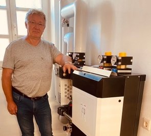 Klaus Weinhold an der Heizungsanlage im ehemaligen Gasthof Sonne in Burkhardtsdorf. Dies ist das letzte von zahlreichen öffentlichen Gebäuden, die mit Biogas geheizt werden.